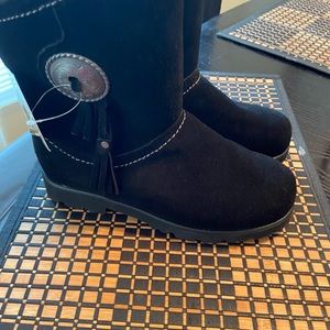 BearPaw boots never worn.